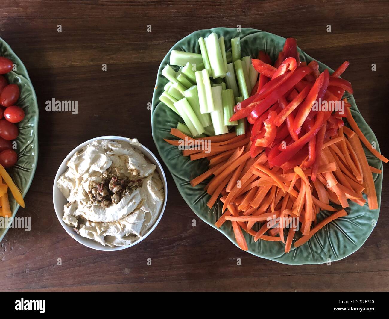 L'hoummos et veggie y compris des carottes crues, poivrons rouges et céleri Banque D'Images