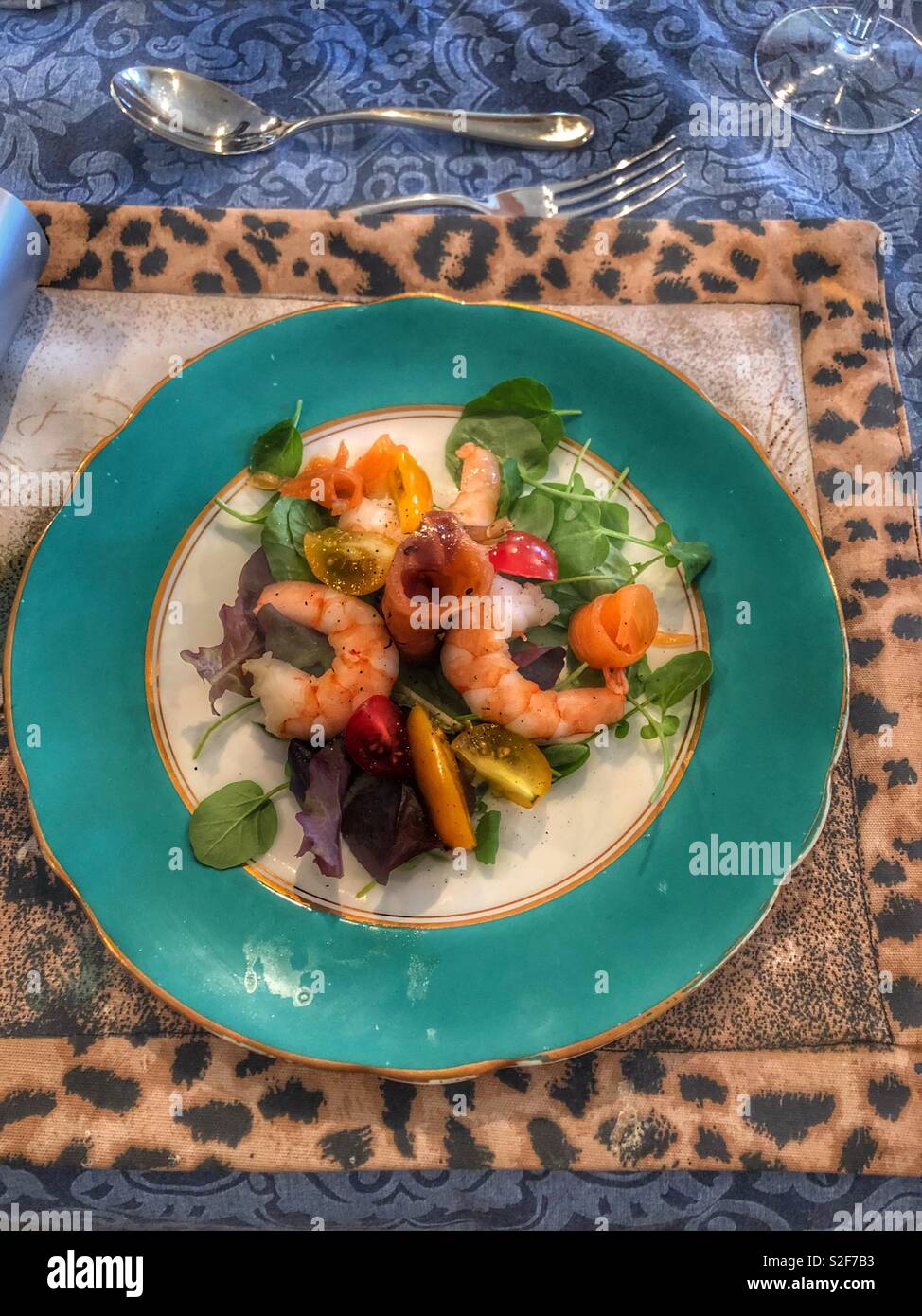 Salade de saumon fume aux crevettes et apéritif sur la plaque de jade or vintage avec rim et leopard imprimer set de table Banque D'Images