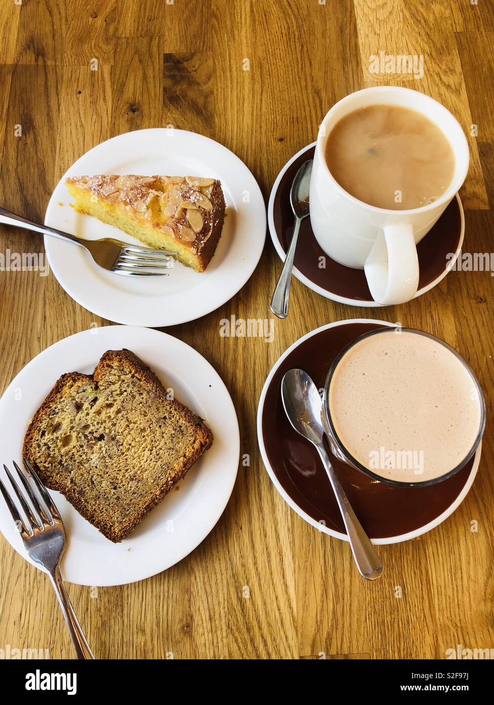 Cafe The Et Gateau Au Cafe Un Photo Stock Alamy