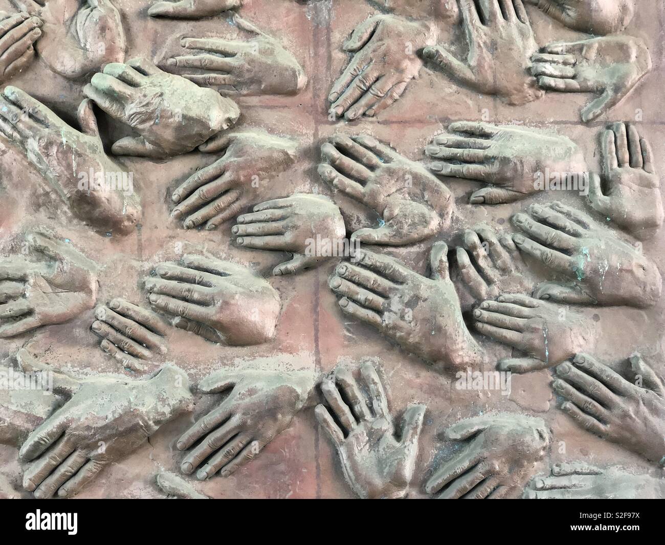 Les mains de bronze artistique Banque D'Images