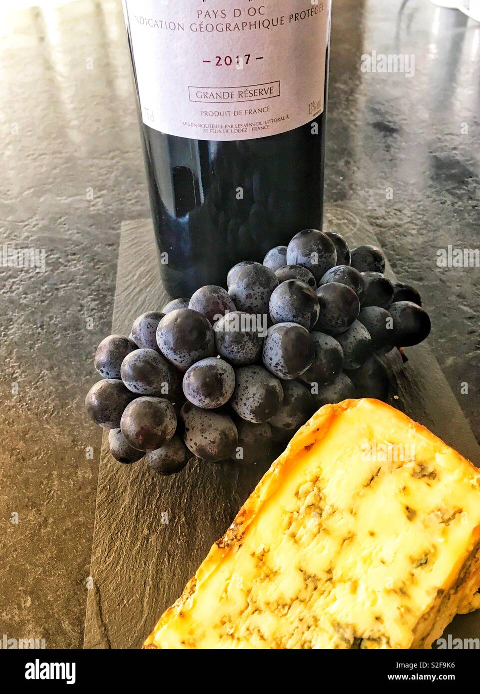 Beau rouge avec des raisins et du fromage Banque D'Images