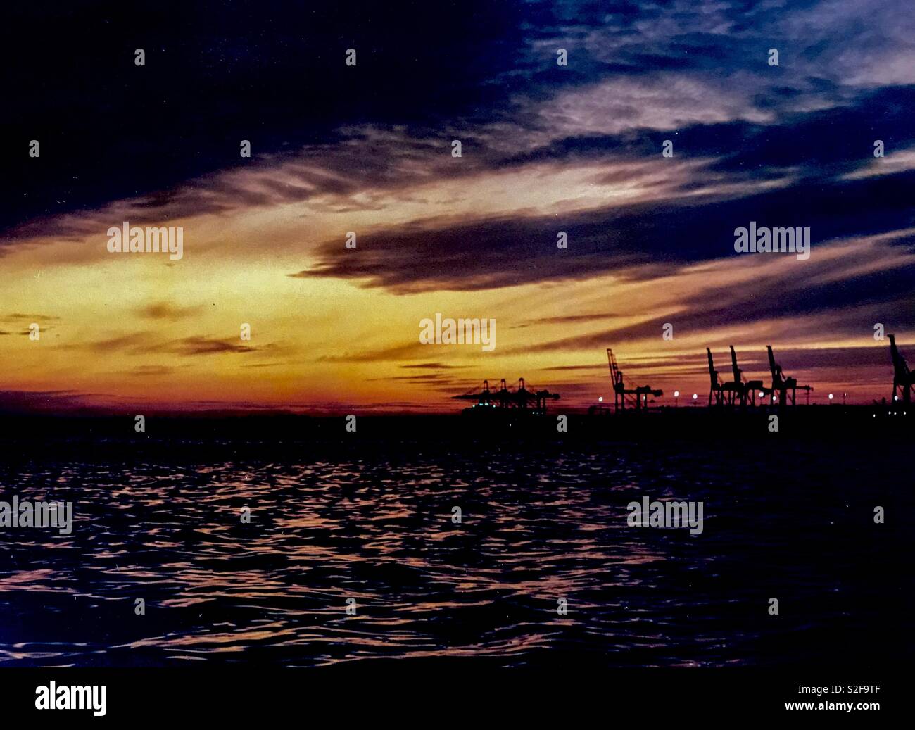 Coucher de soleil sur la mer à Felixstowe, Royaume-Uni - Image de stock capturée avec un smartphone