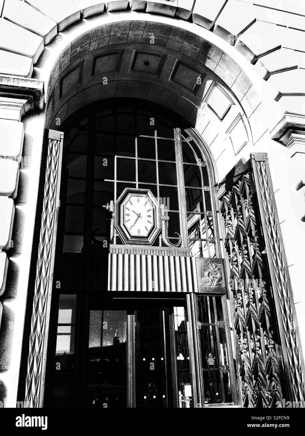 Horloge octogonale Banque d'images noir et blanc - Alamy