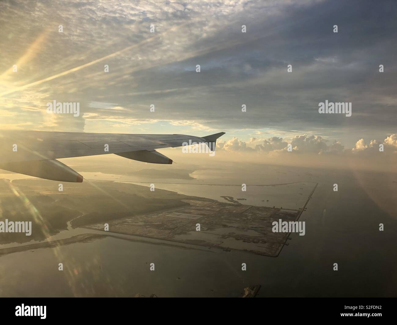 Les ailes d'avions et les toits d'une fenêtre d'avion. Banque D'Images
