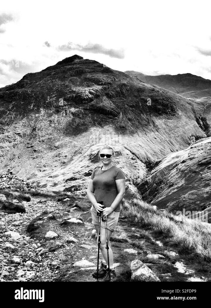 Femme Monochrome sur une colline Banque D'Images