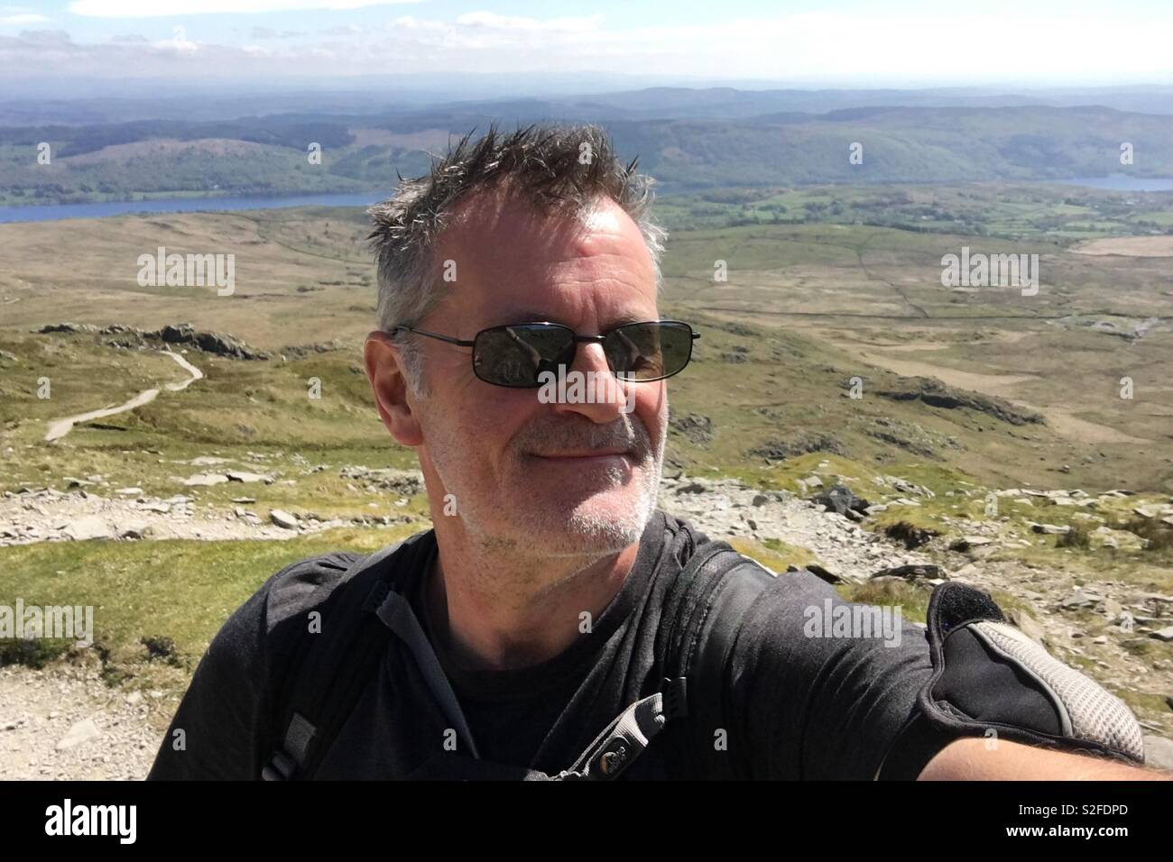 Smiling Man sur une colline Banque D'Images