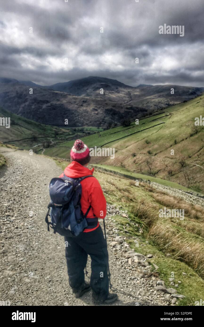 Walker sur un chemin sur une colline Banque D'Images