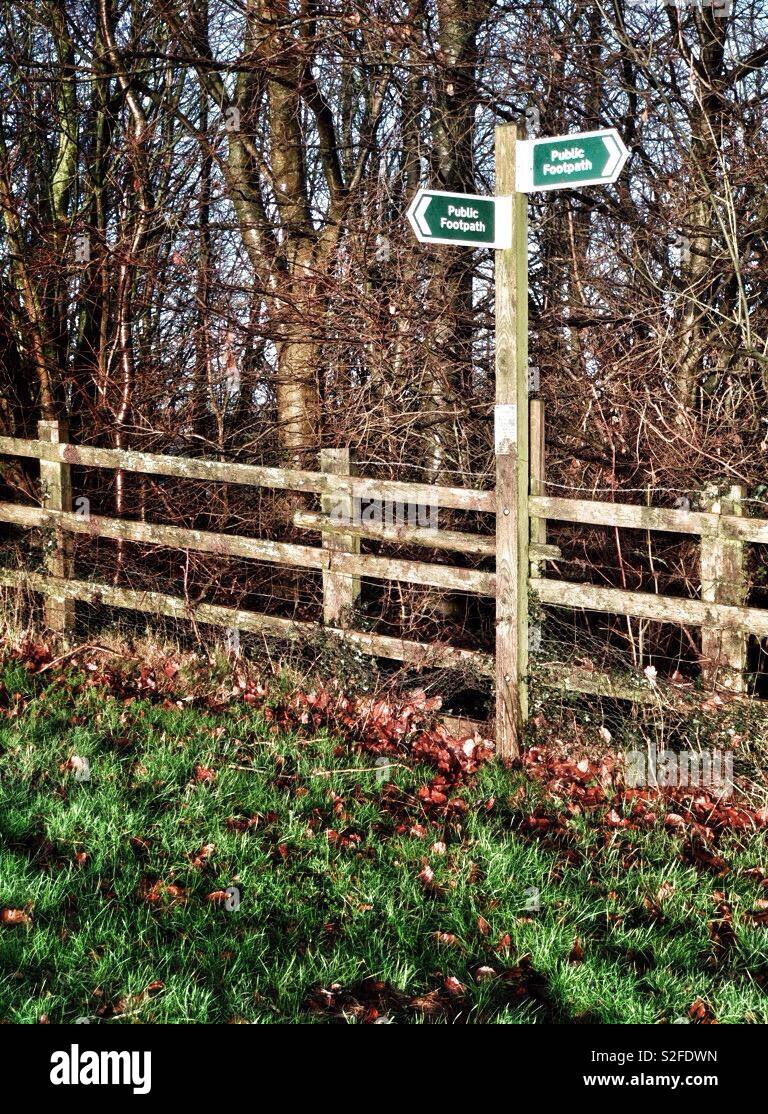 Sentier Public signe droit d'errer à travers l'accès des terres agricoles privées. Banque D'Images