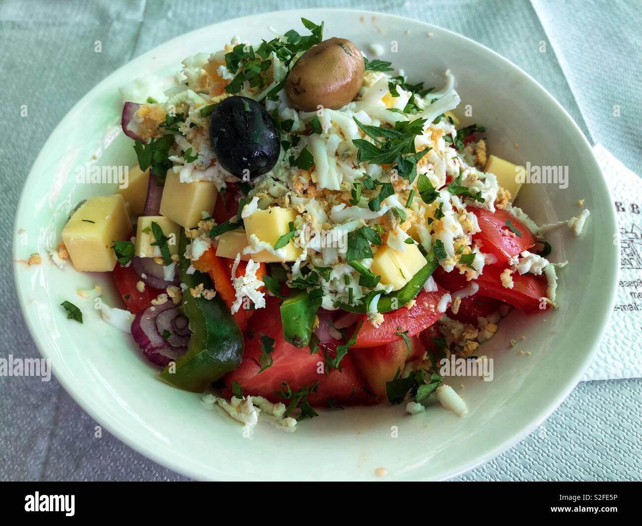 Une alimentation saine, une savoureuse salade pour le déjeuner. Banque D'Images