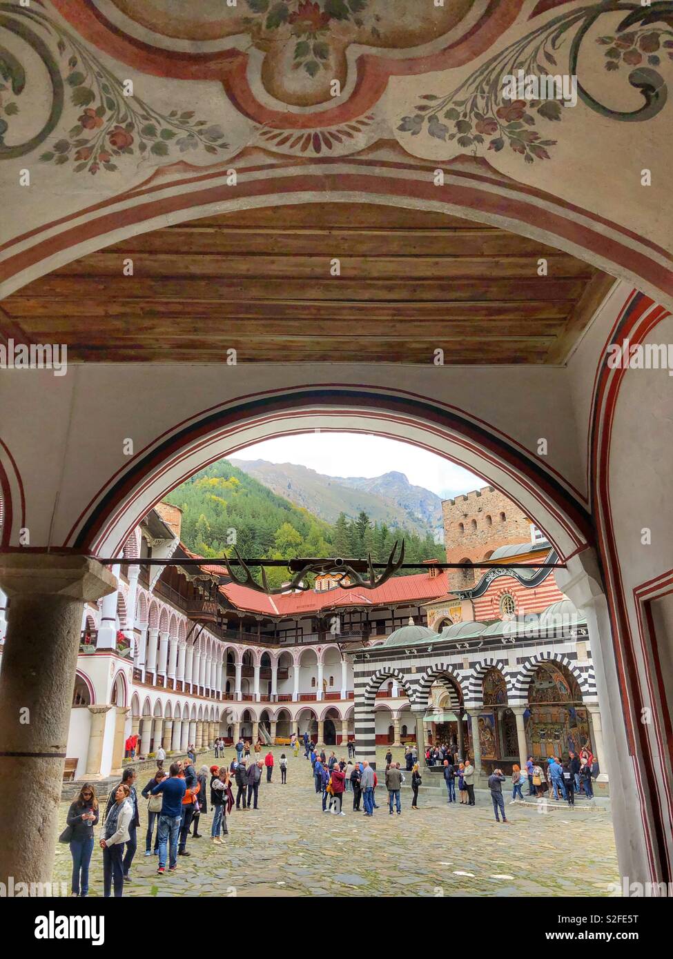 La cour de la monastère de Rila en Bulgarie, site du patrimoine mondial de l'UNESCO. - Image de stock capturée avec un smartphone