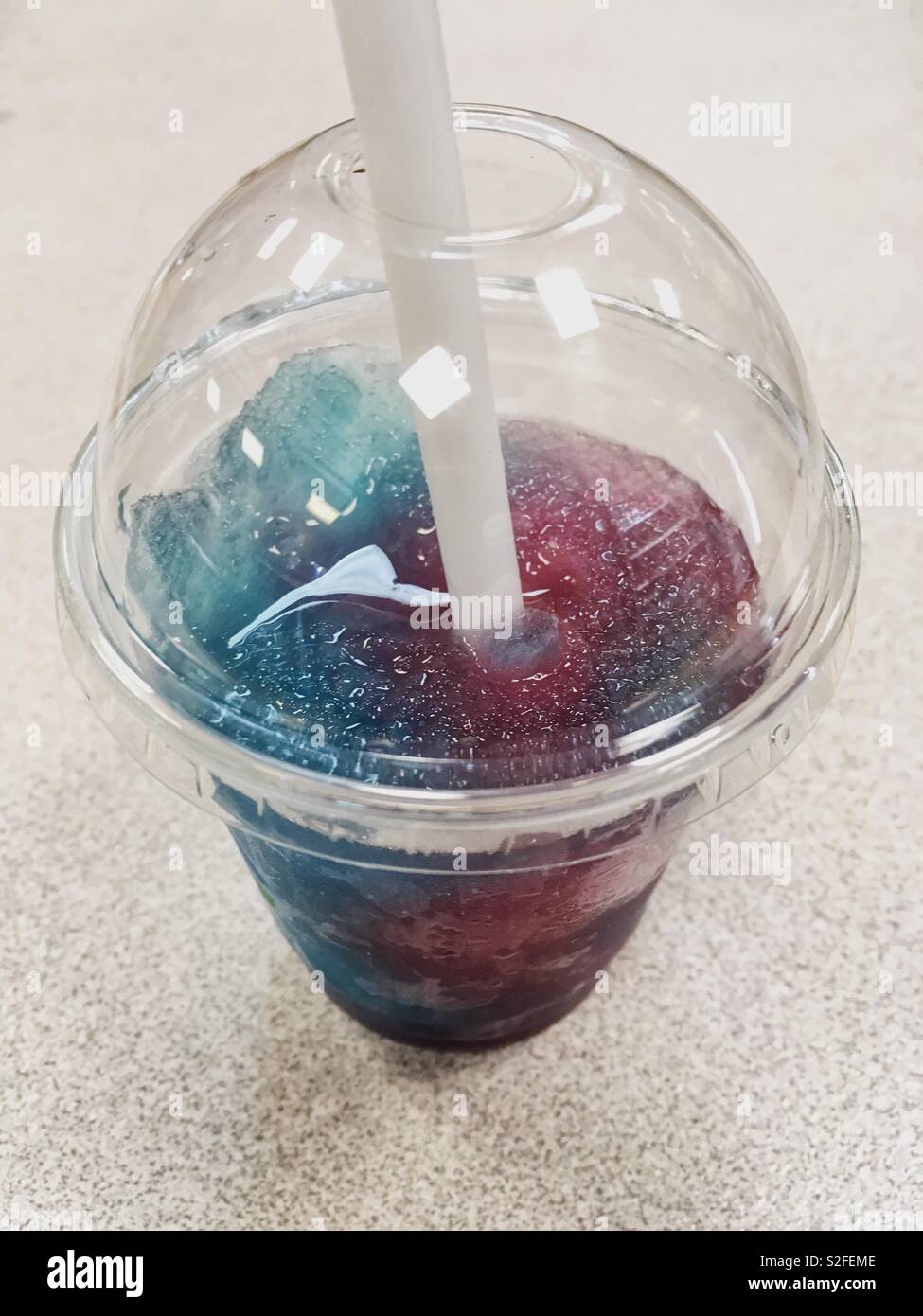 Les barbotines congelé de fraise et de framboise boisson saveur. - Image de stock capturée avec un smartphone