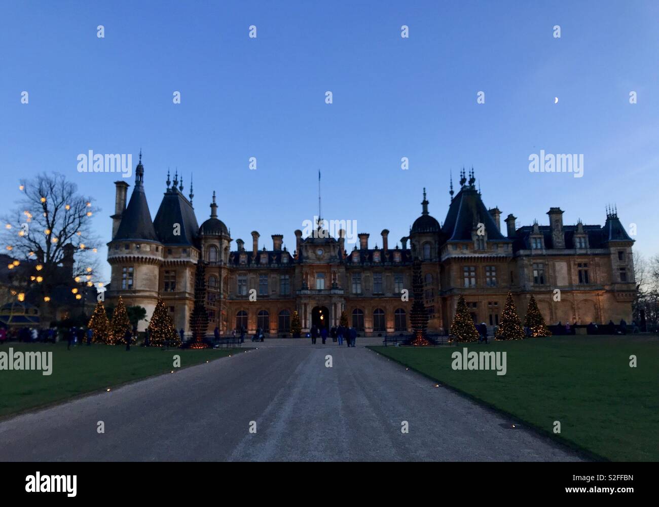 Waddesdon Manor festive au crépuscule Banque D'Images