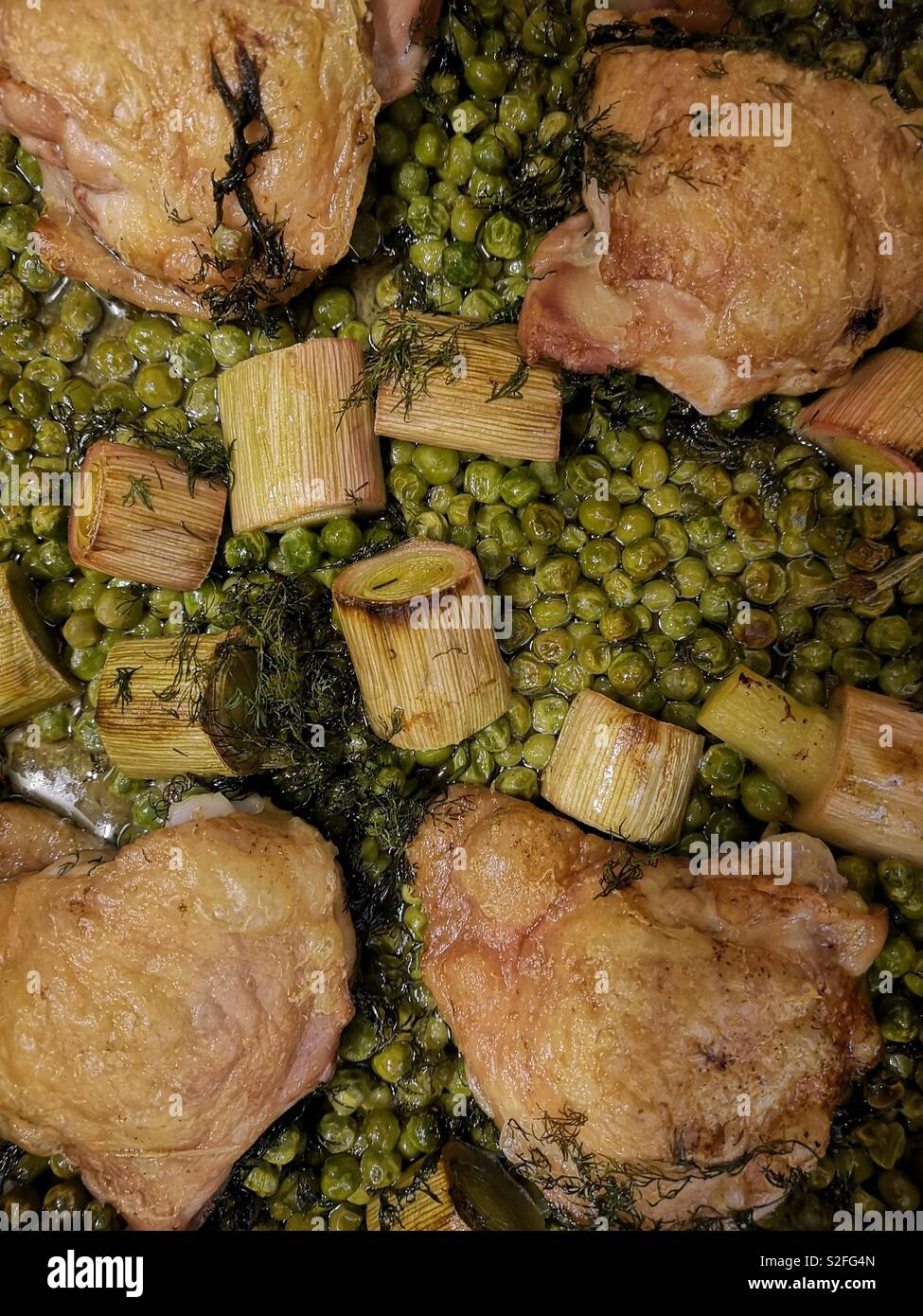 Poulet et traybake pois, un vrai hiver chaud Banque D'Images