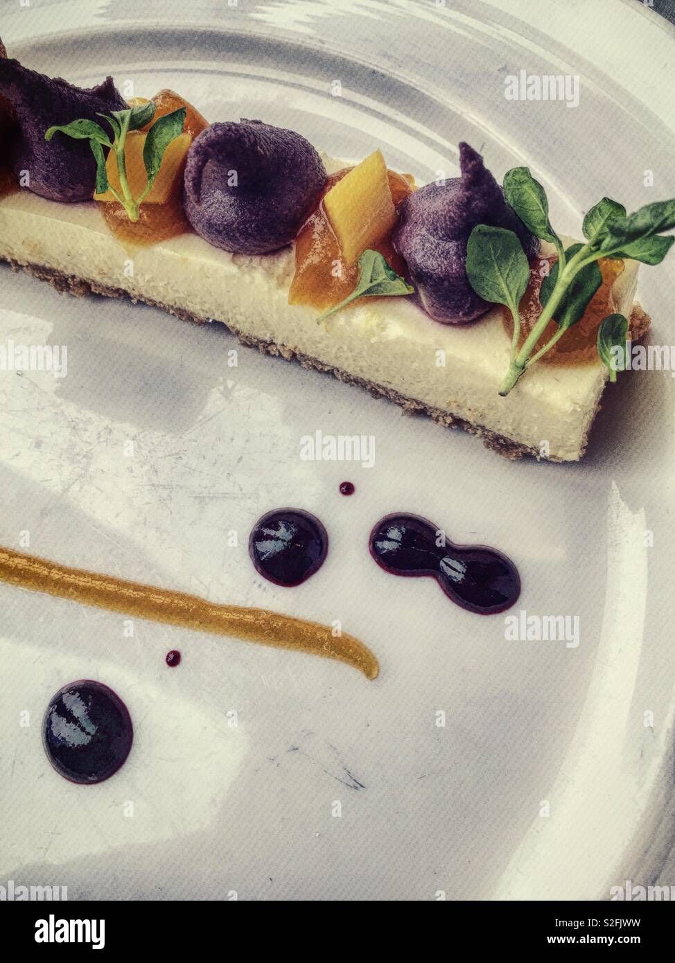 Présentation de Gourmet dessert gâteau au fromage avec des décorations comestibles, New York, United States Banque D'Images