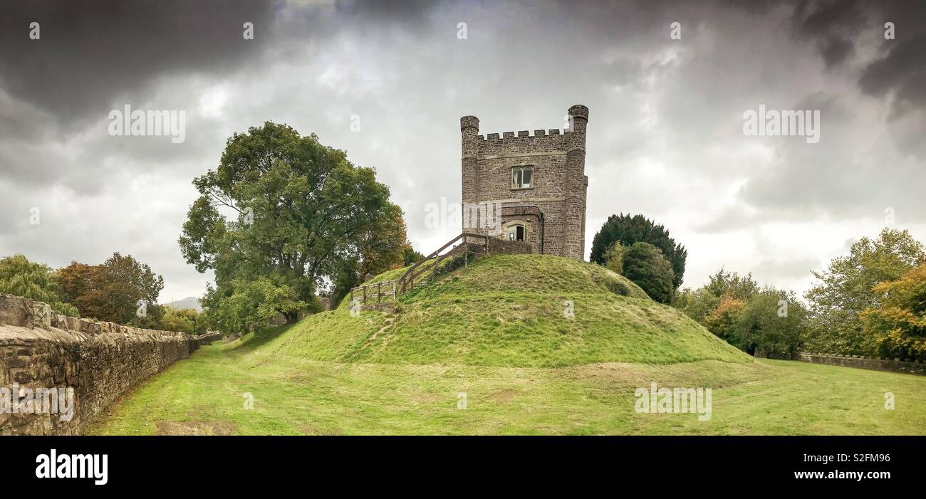 Le garder dans les motifs d'Abergavenny Castle qui abrite aujourd'hui le musée de la ville. Banque D'Images