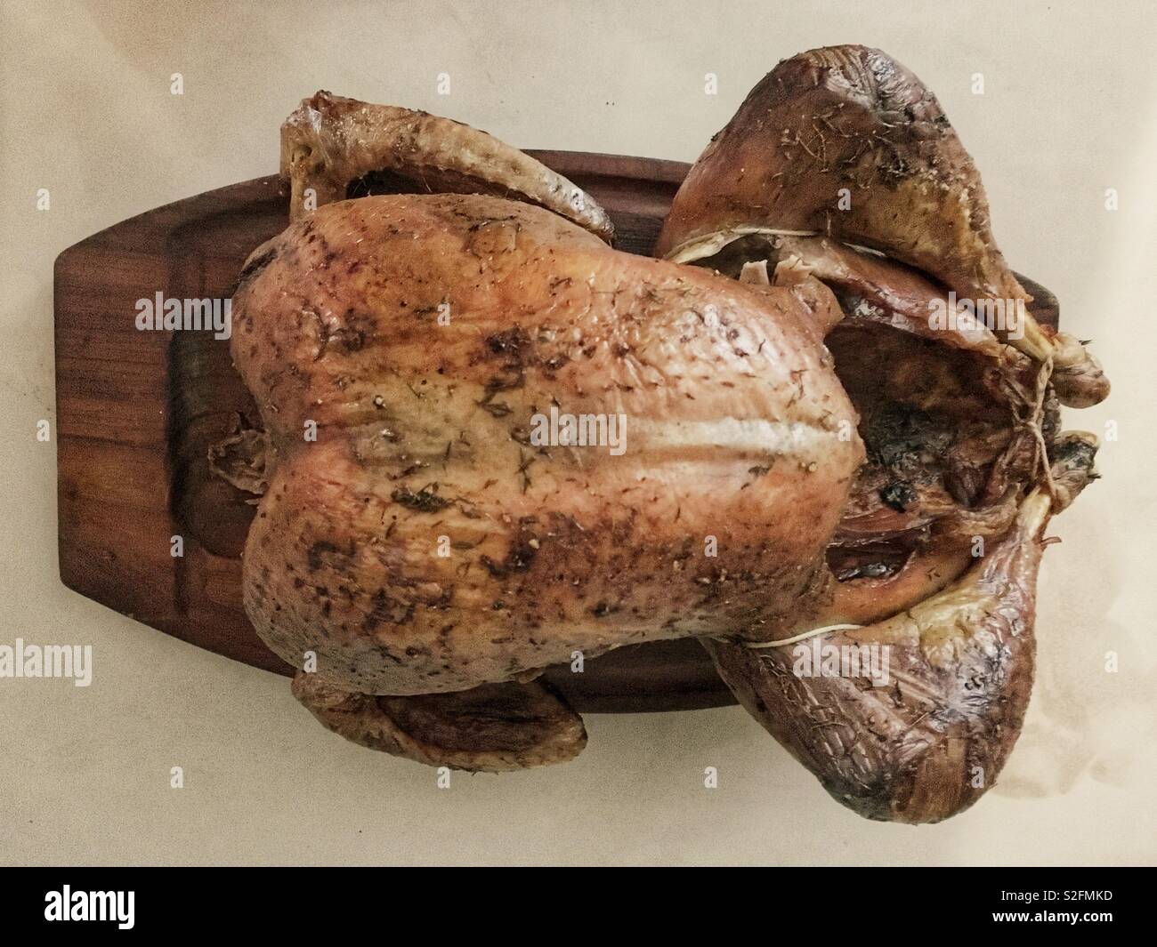 La dinde de Noël rôtie sur une planche à découper en bois. - Image de stock capturée avec un smartphone