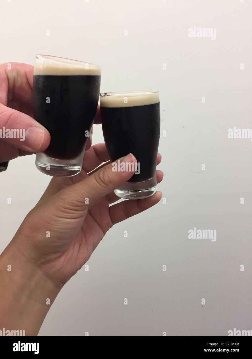 Mini guiness cheers Banque D'Images