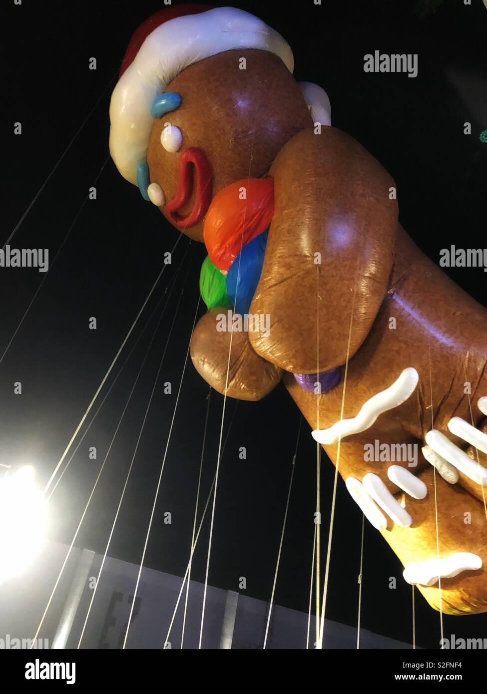 Ballon Géant Gingerbread Man dans l'Universal Holiday parade le jour de Noël Banque D'Images