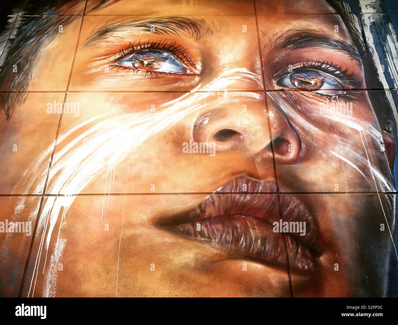 Street art par l'artiste australien Matt abouté de garçon autochtone à Melbourne Banque D'Images