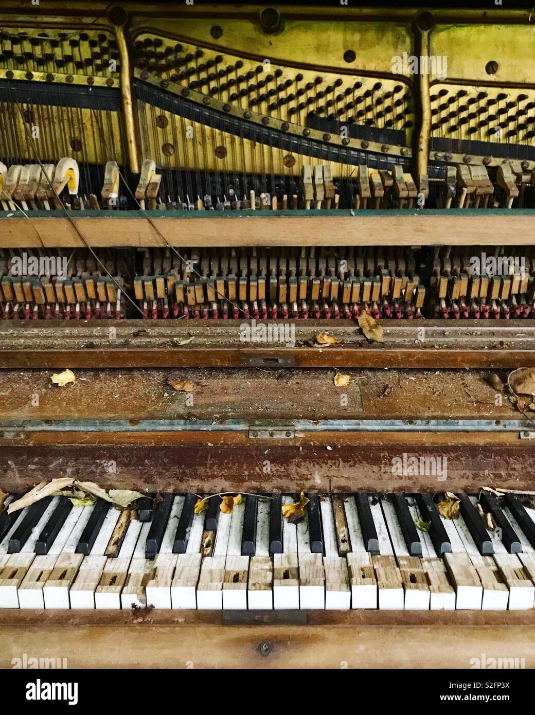 Vieux piano de plein air Photo Stock - Alamy