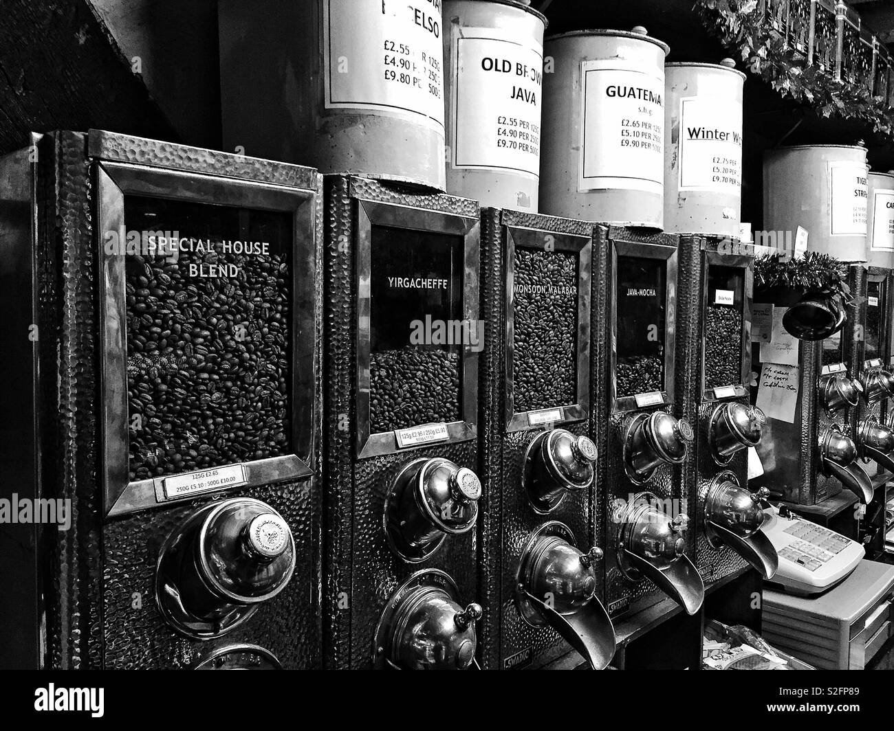 Une vaste gamme de grains de café fraîchement torréfié à vendre dans un café traditionnel. Banque D'Images