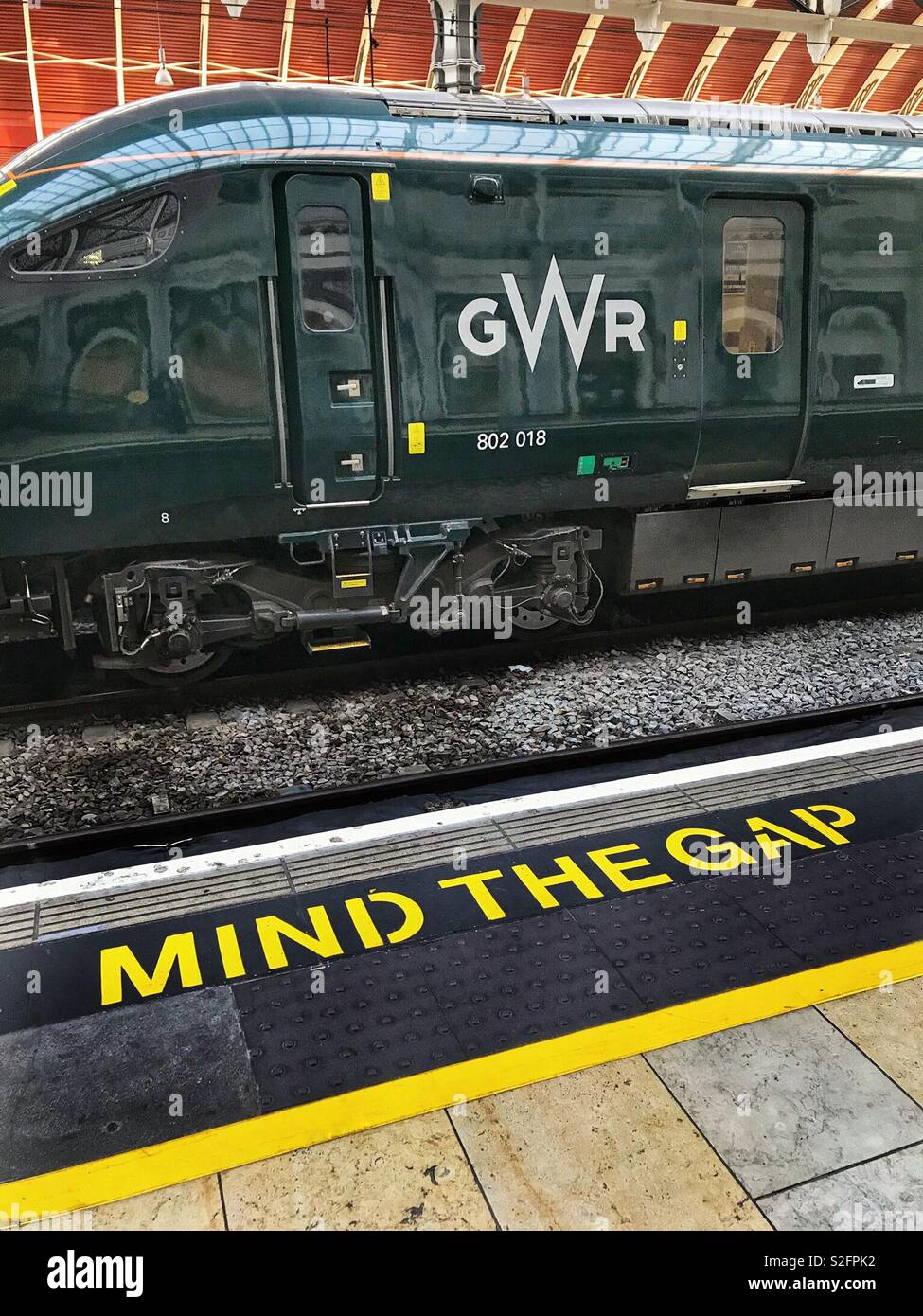 "Mind the Gap" signe sur la plate-forme avec un Inter City Express en arrière-plan Banque D'Images