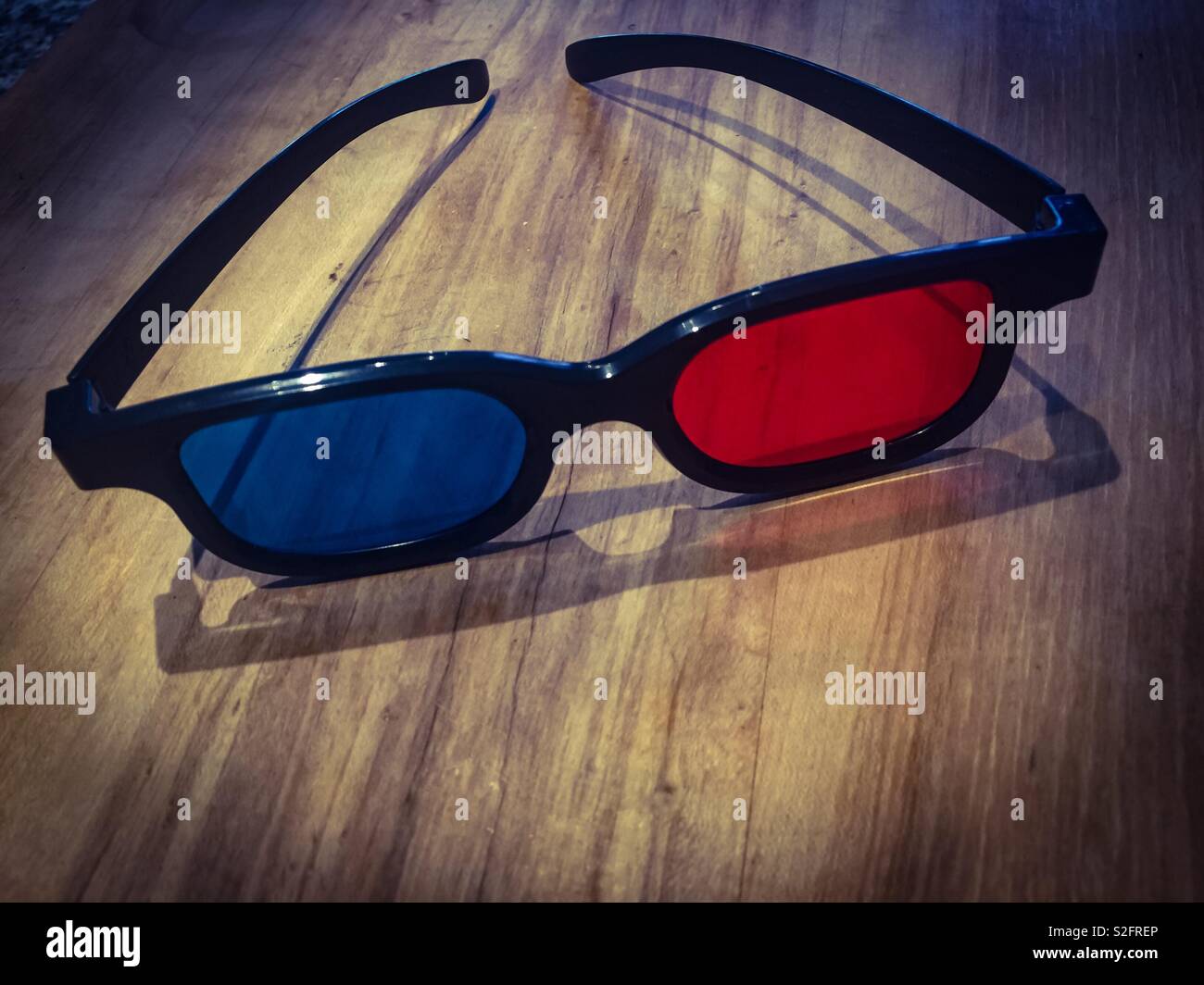 Les lunettes 3D sur une planche de bois - Image de stock capturée avec un smartphone