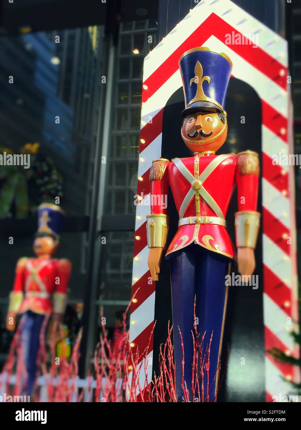 Maison de vacances Affichage des soldats jouets et de leur poste de garde pendant la saison de Noël à New York, USAA - Image de stock capturée avec un smartphone