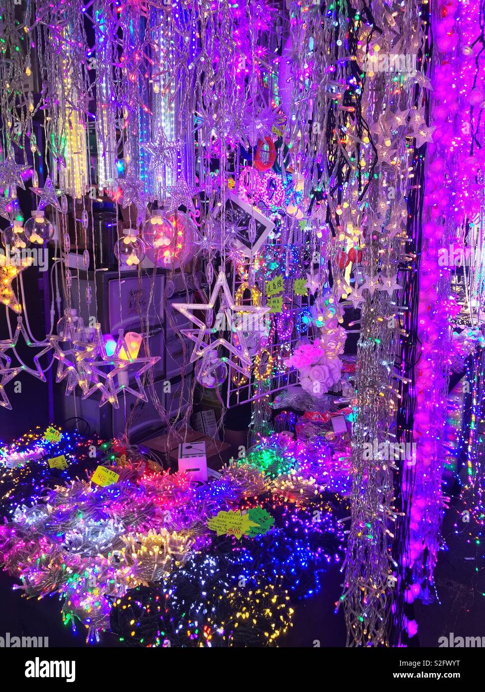Éclairage à LED pour la vente pour Noël dans un marché de rue dans la région de Sham Shui Po, Kowloon, Hong Kong - Image de stock capturée avec un smartphone