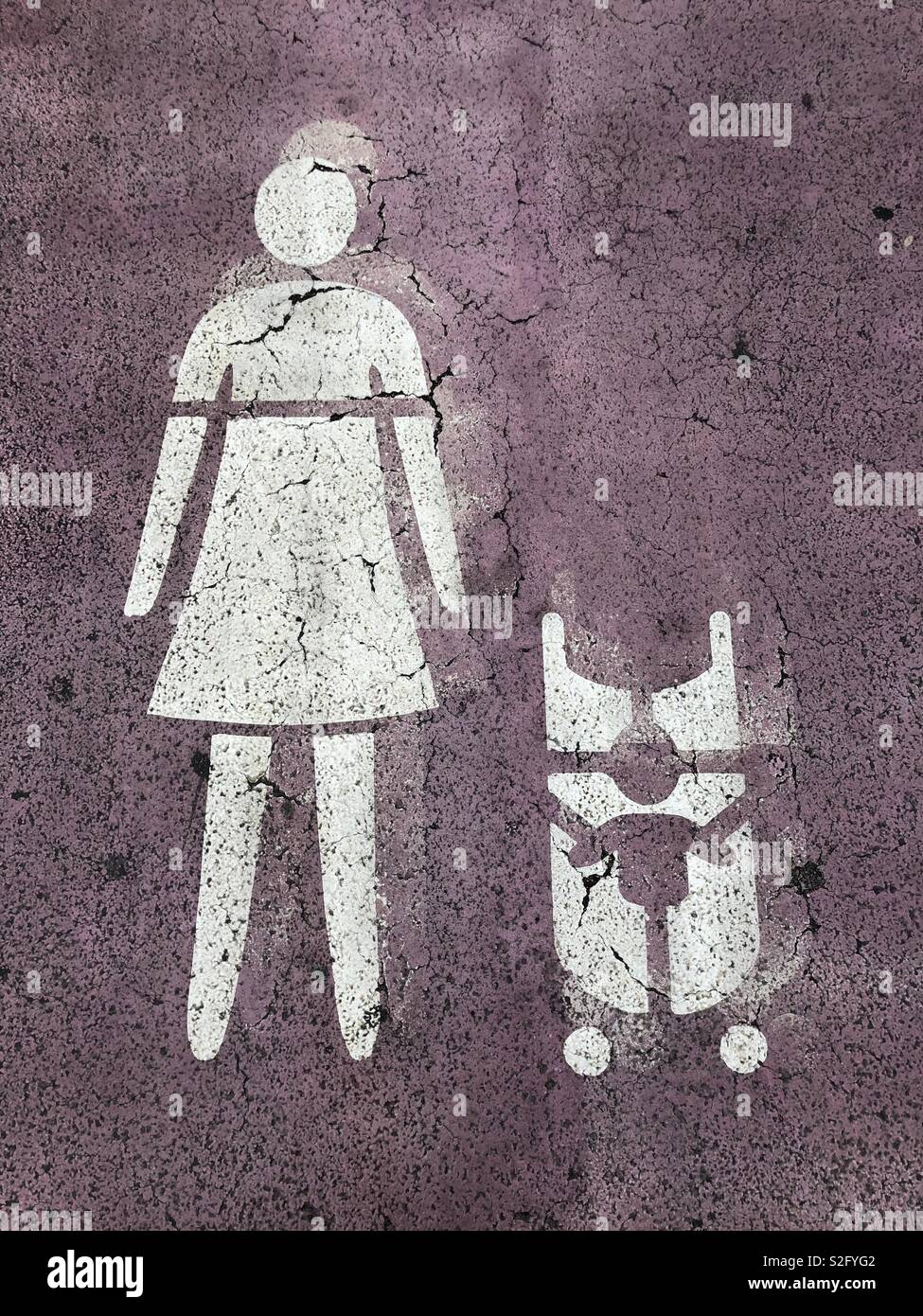 Parking pour parent, design aérographe sur l'asphalte Banque D'Images