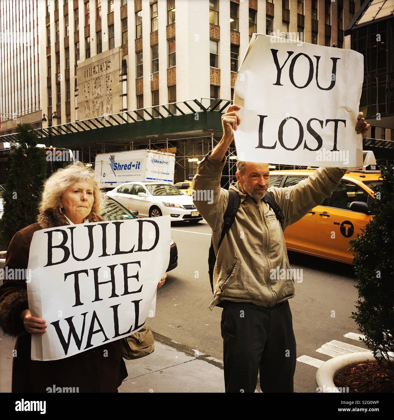 Les partisans d'Atout holding signs pour construire le mur, NYC. Banque D'Images