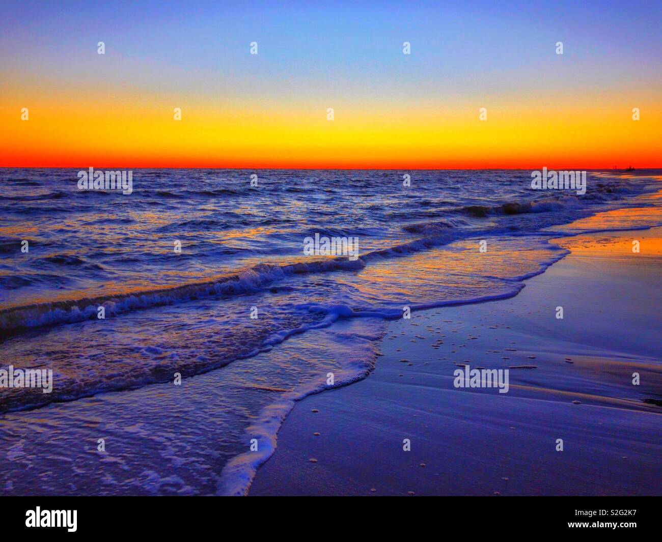 Un coucher de soleil d'hiver sur Dauphin Island sur la côte du golfe de l'Alabama. Banque D'Images