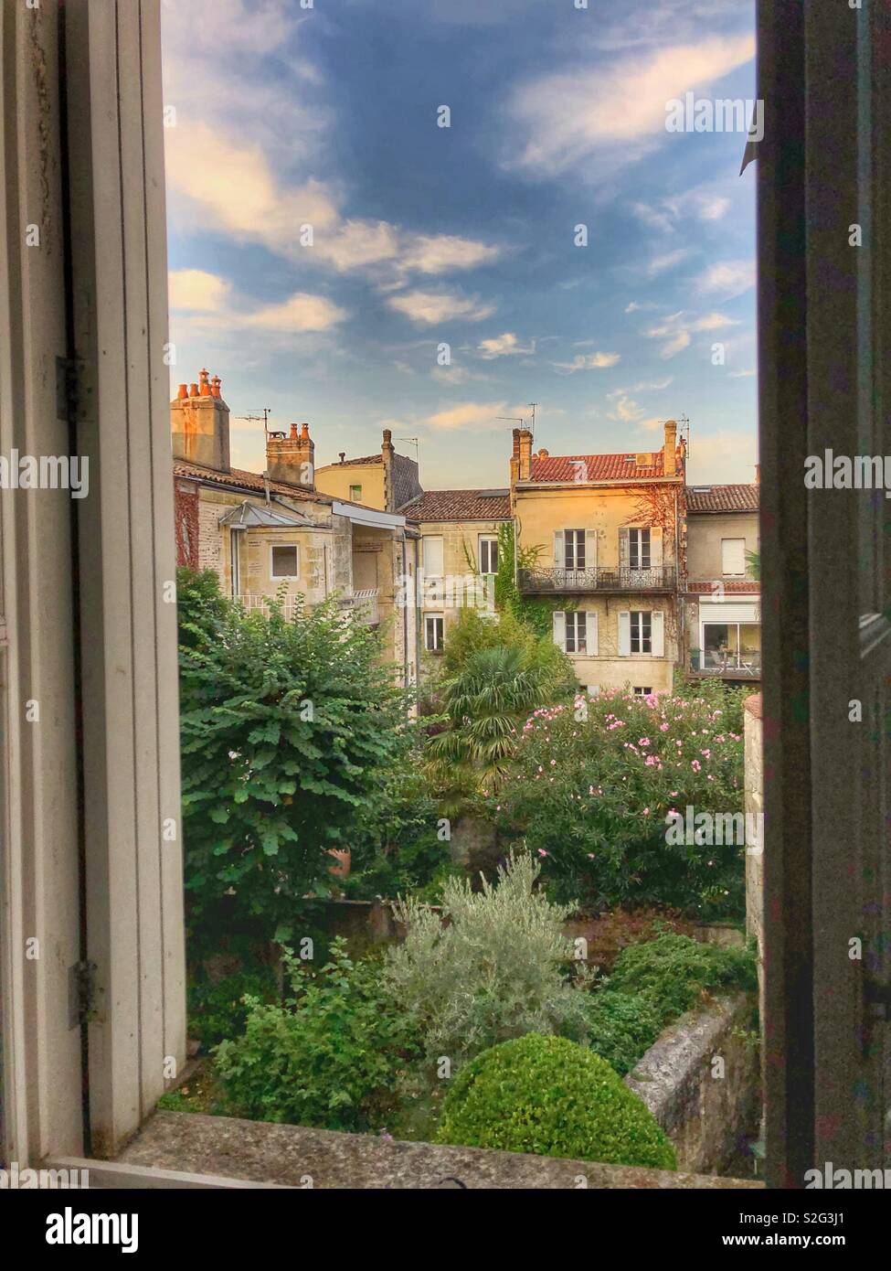 Une vue de la fenêtre dans la cour dans un quartier de Bordeaux, France. Banque D'Images