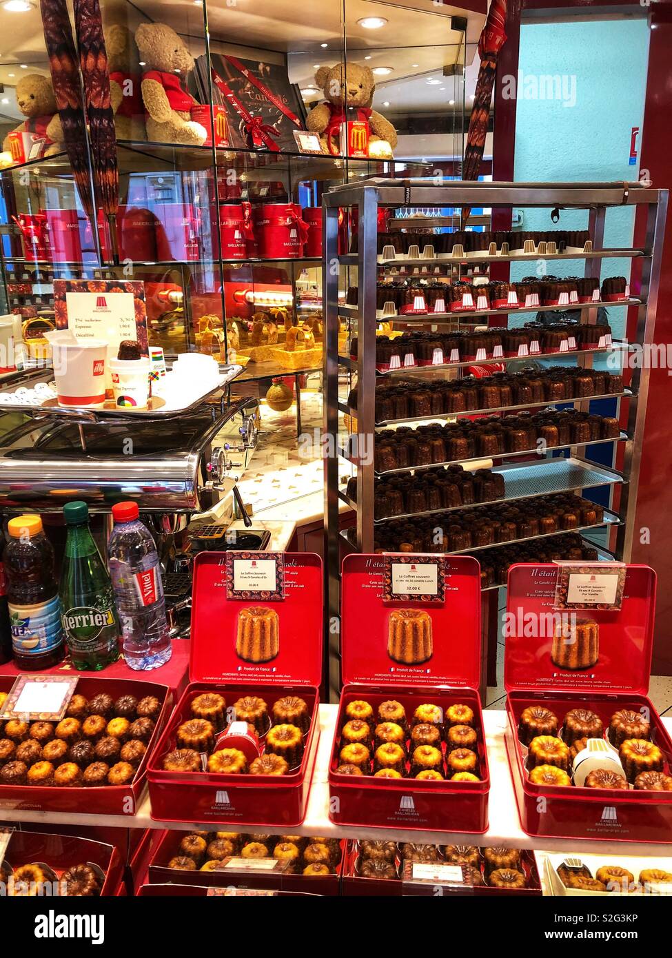 Une pâtisserie à Bordeaux, France vente de canelés, un traitement traditionnel. Banque D'Images