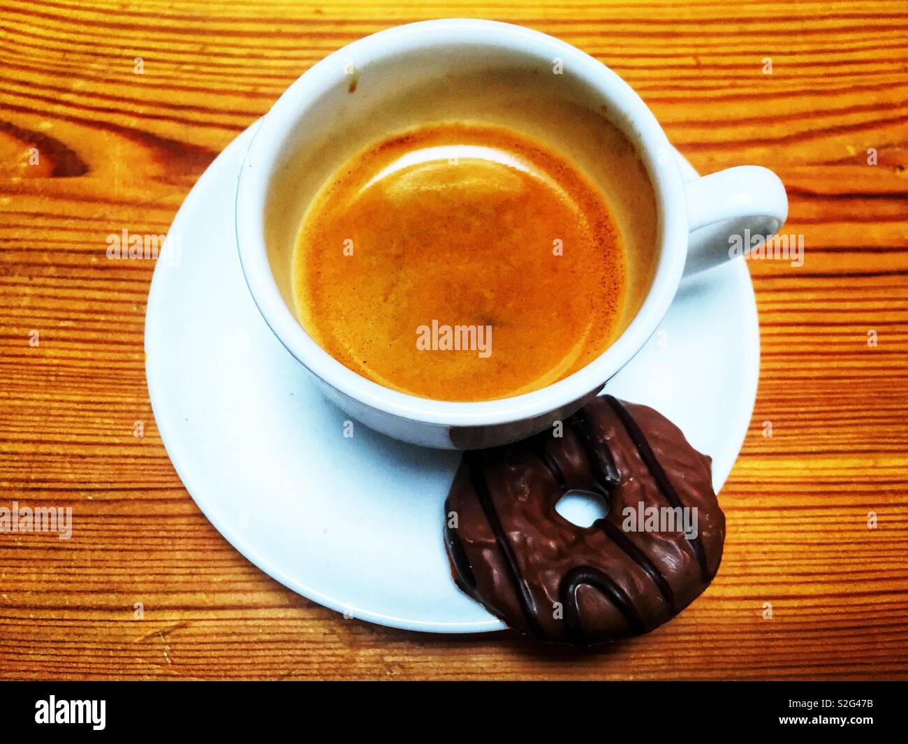 Cappuccino avec chocolat au lait biscuit bague Banque D'Images