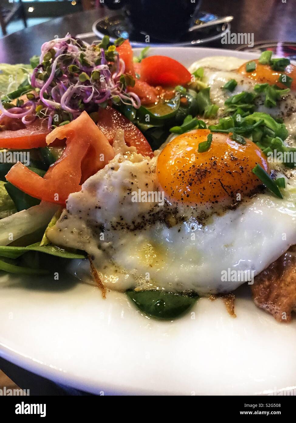 Plus d'oeufs facile toast avec une salade, Petit-déjeuner Banque D'Images