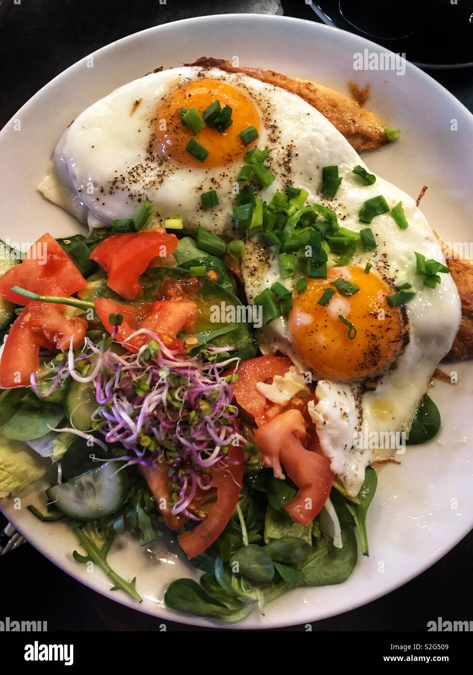 Plus facile d'Œufs Frits sur toast et salade, petit déjeuner Banque D'Images