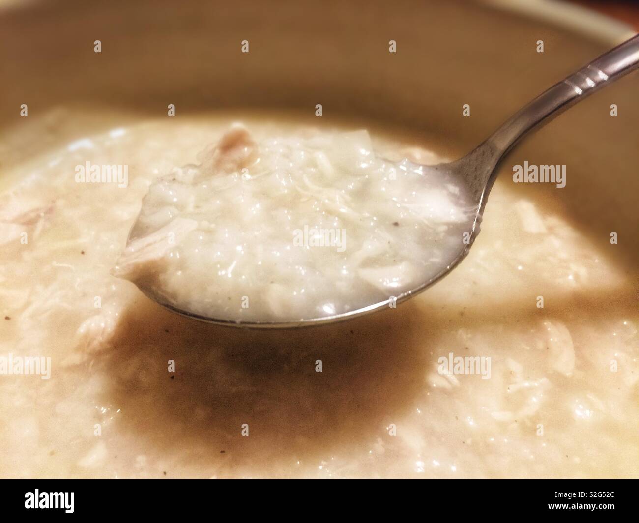 Une soupe faite avec du riz, du poulet, l'oignon et le gingembre appelé arroz caldo. - Image de stock capturée avec un smartphone