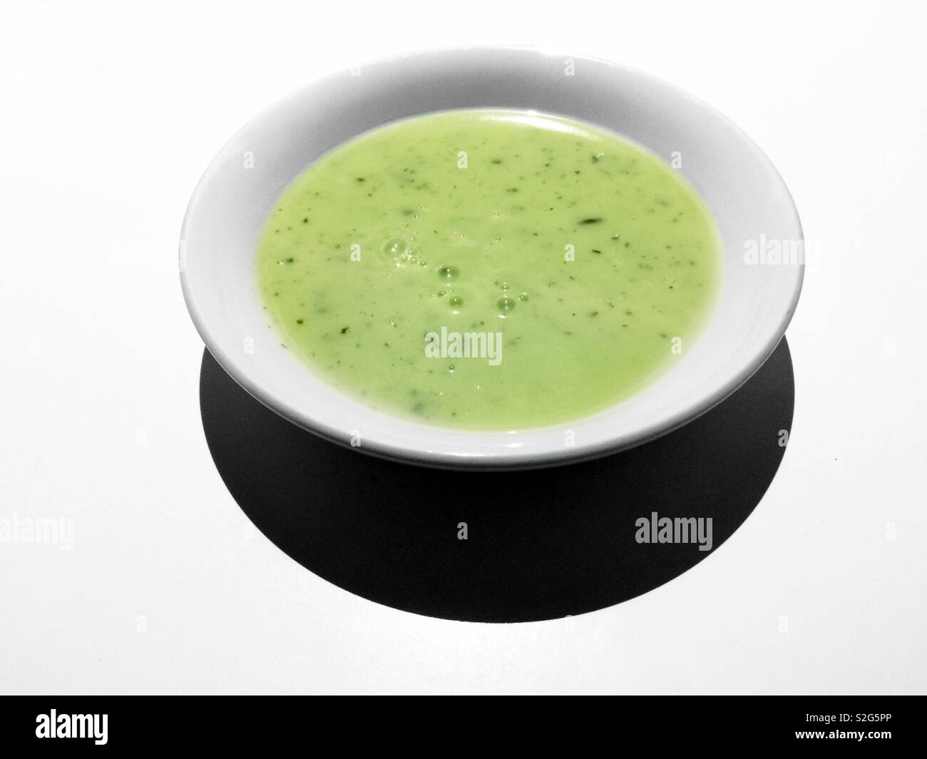 Légumes vert fait maison detox soupe crème de courgettes avec l'algue kombu - Image de stock capturée avec un smartphone
