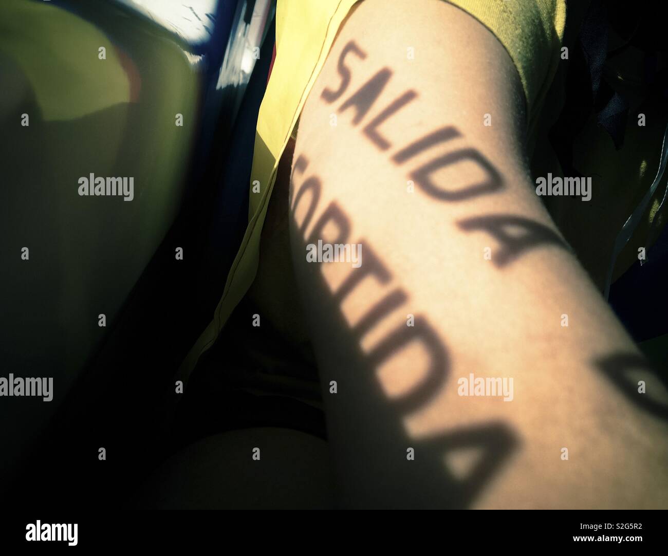 Salida sign & départ signe. La sortie de signalétiques en espagnol et catalan langues - Image de stock capturée avec un smartphone