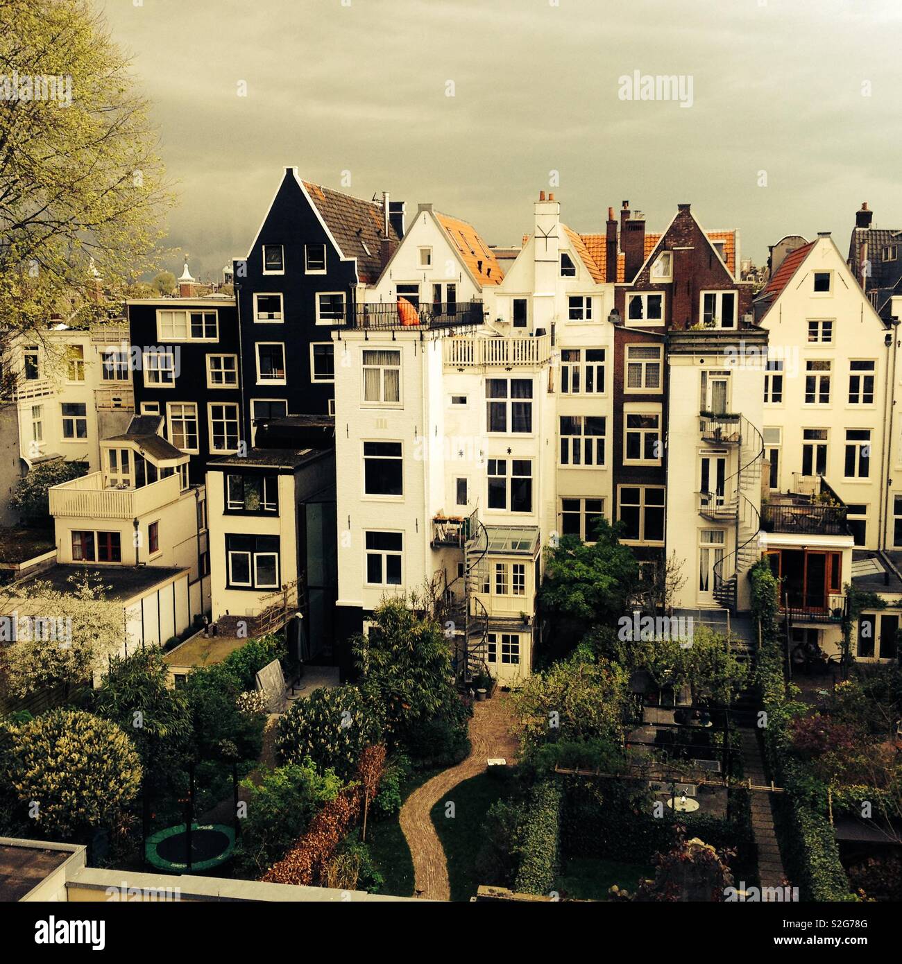 L'arrière de la vieille maison maisons à Amsterdam, Pays-Bas - Image de stock capturée avec un smartphone