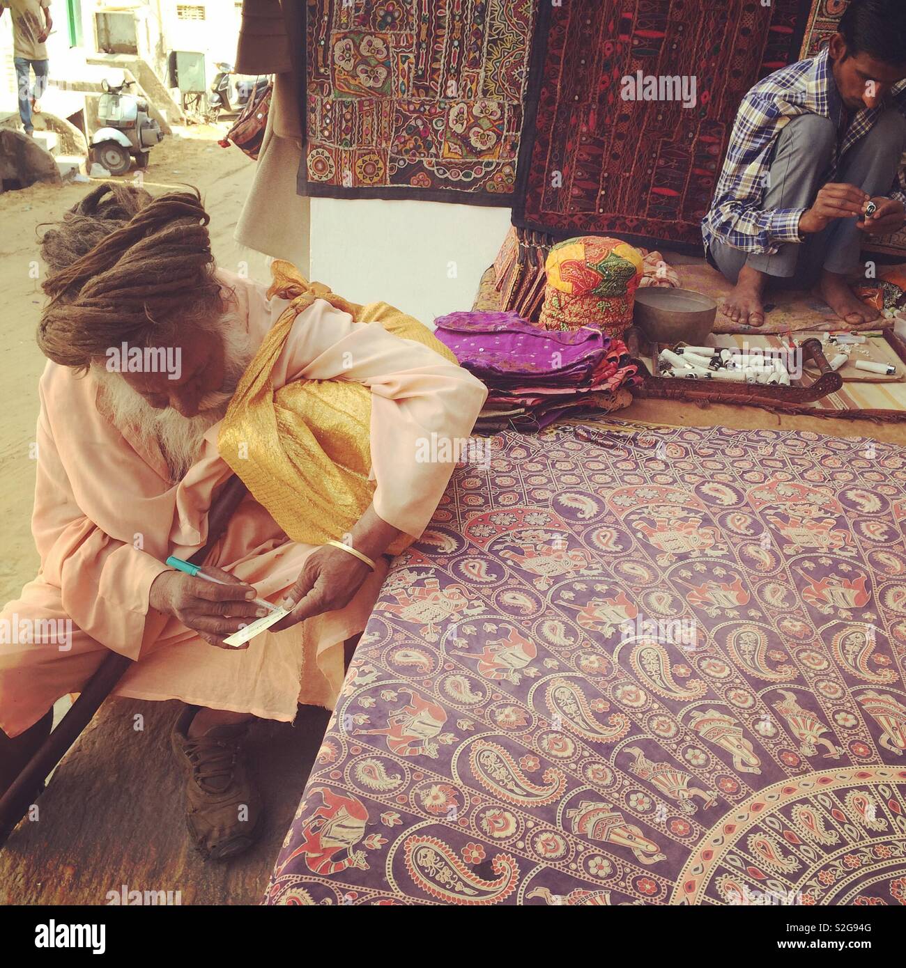 Sadhu à Pushkar avec vendeur de bijoux Banque D'Images