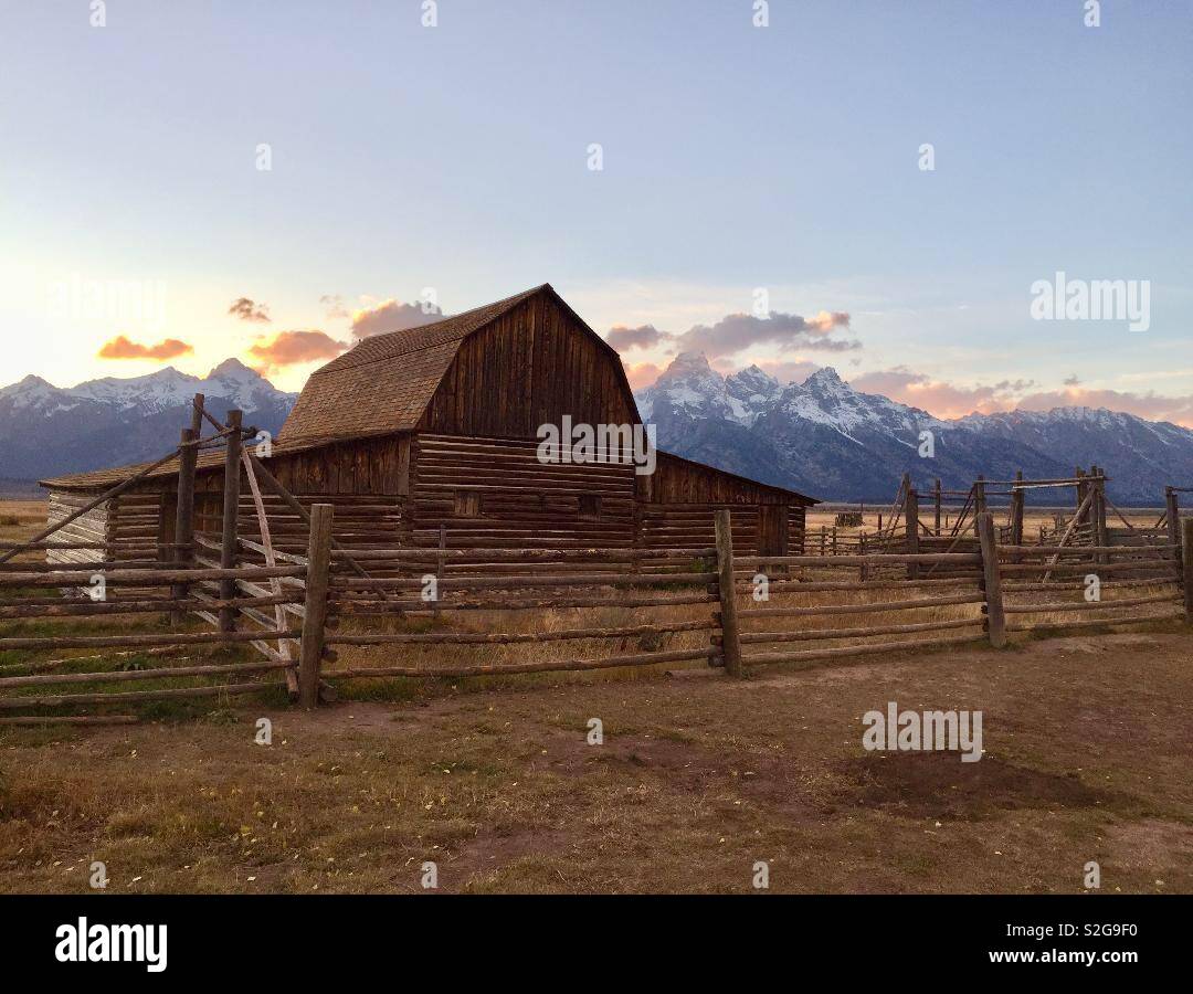Grange du Wyoming et des corrals situé près du Grand Teton Mountains Banque D'Images
