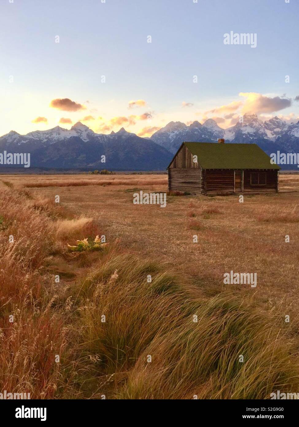 Abandonner versé sur le ranch du Wyoming avec Grand Teton Mountains en arrière-plan Banque D'Images