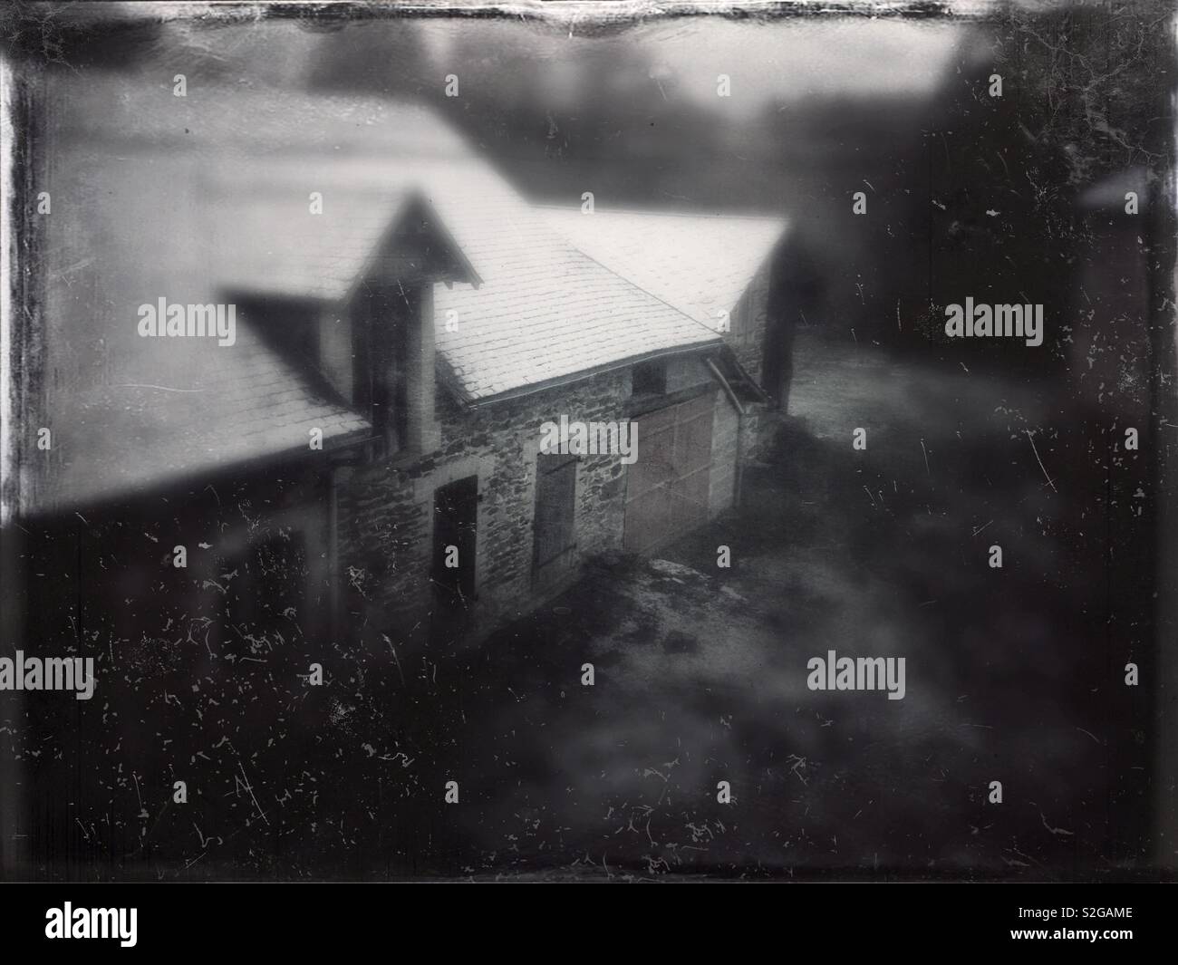 Vieille ferme dans la campagne française, monochrome - Image de stock capturée avec un smartphone