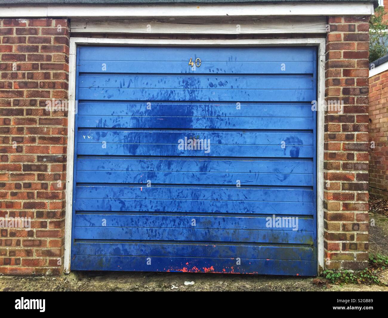 Un vieux, bleu porte de garage. Banque D'Images