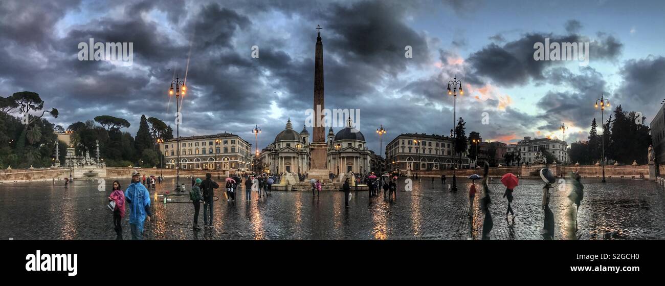 Pluie sur la ville. (Piazza del Popolo, Rome, Italie. Novembre 2018.) Banque D'Images