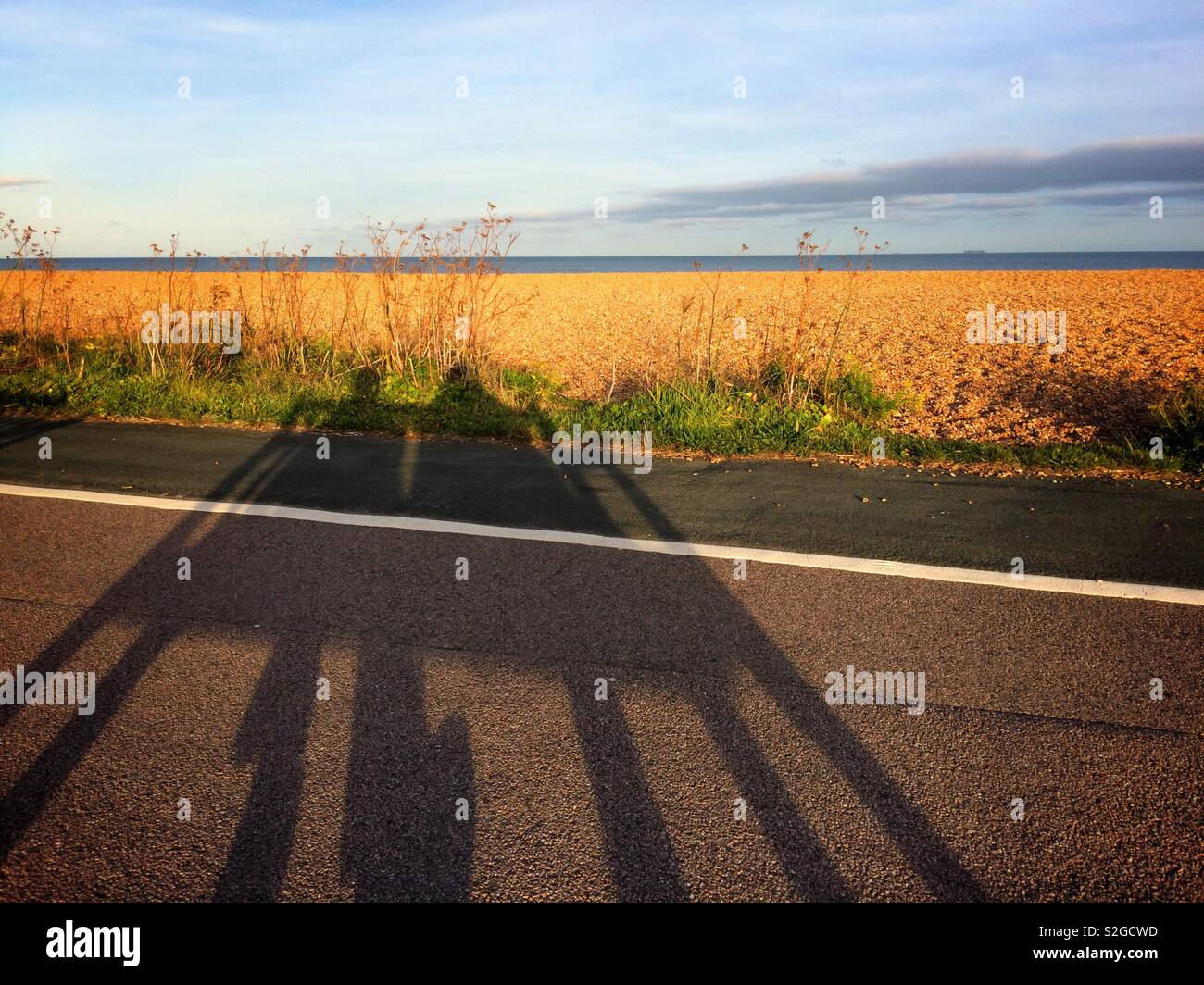 Ombre de deux personnes assises sur un banc à Deal, Kent, UK Banque D'Images
