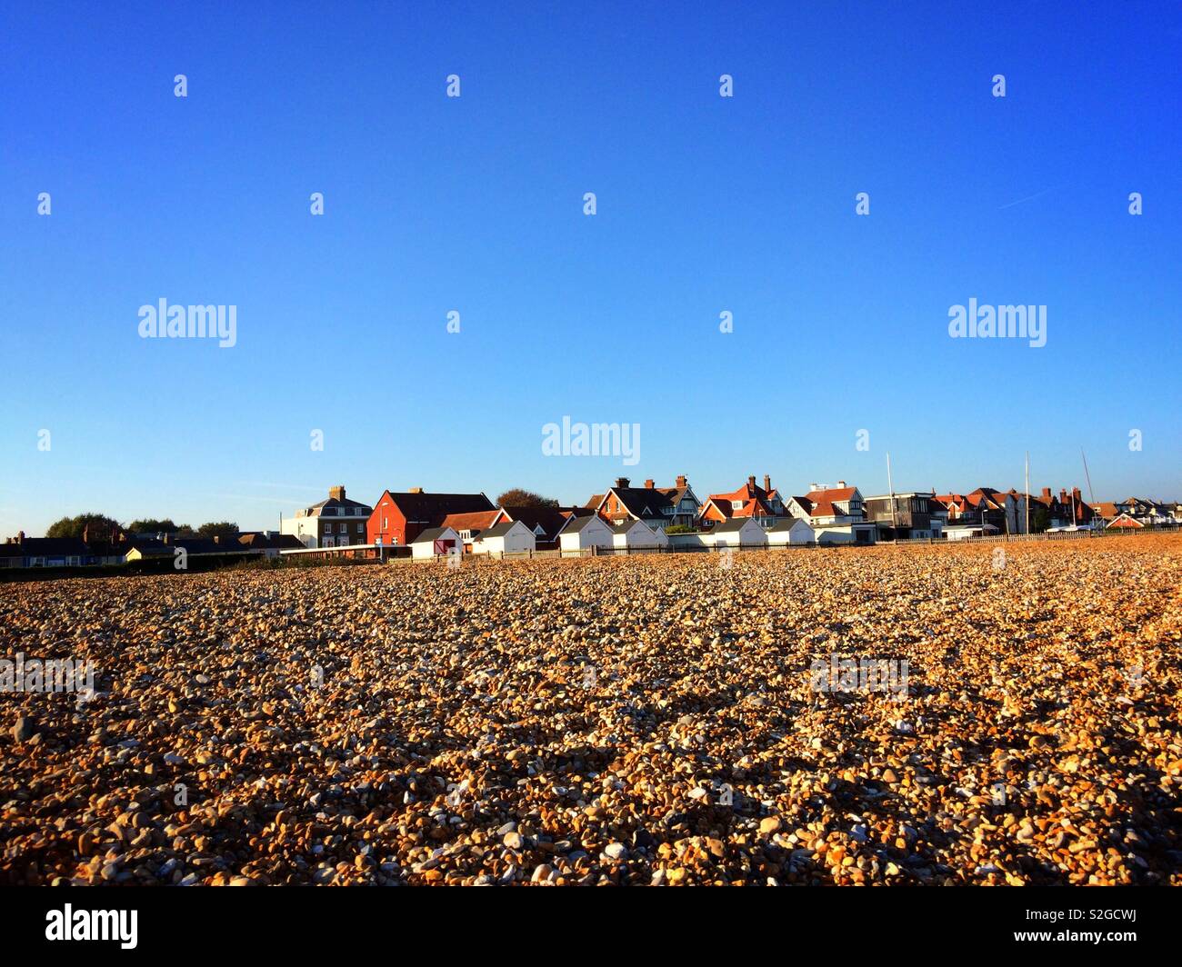 Cabines de plage blanche à Deal, Kent, UK Banque D'Images