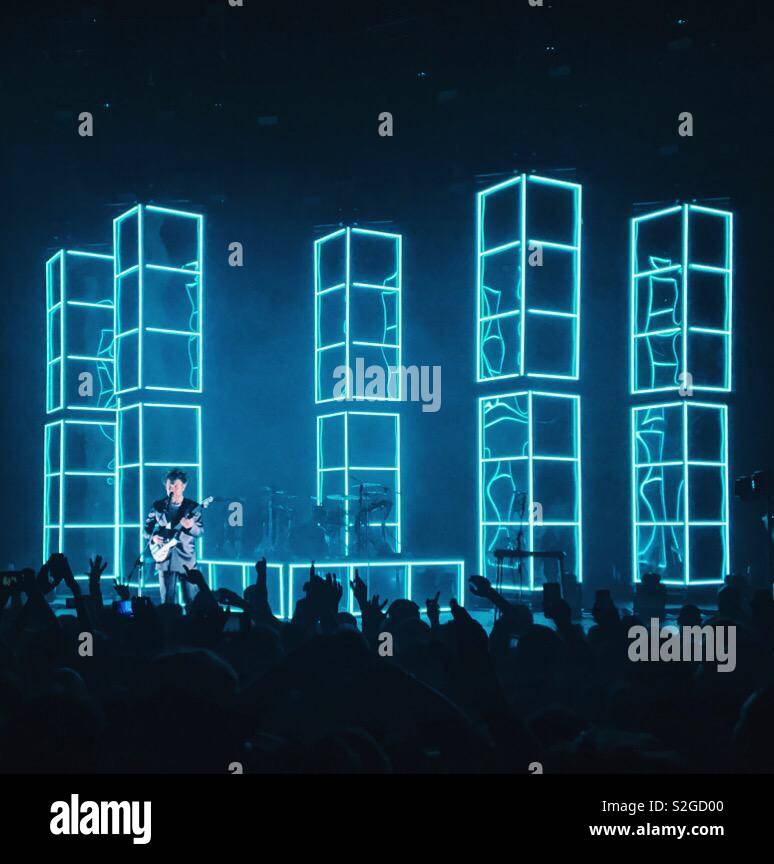 Rou Reynolds de Enter Shikari chante et joue de la guitare au cours de leur performance à l'O2 Academy Brixton, Londres, - Image de stock capturée avec un smartphone